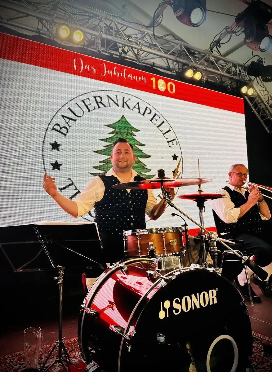 Schlagzeuger der Bauernkapelle beim Jubiläum