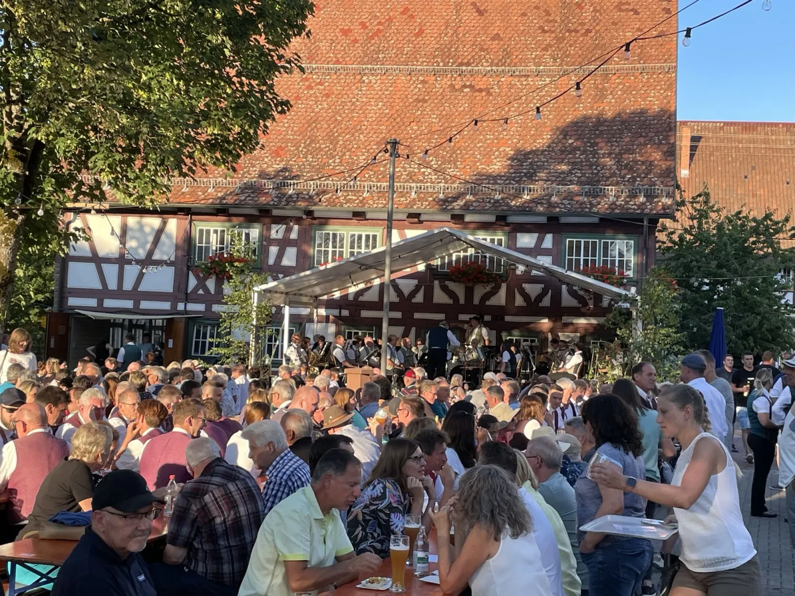 Fest vor dem Fachwerkhaus