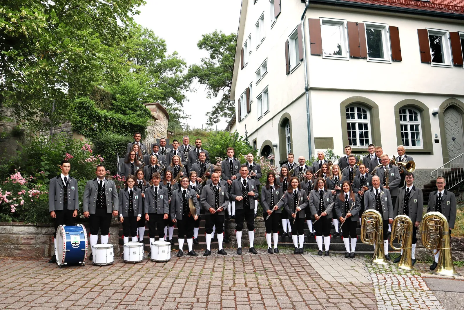 Die Hauptkapelle in Tracht vor dem Rathaus